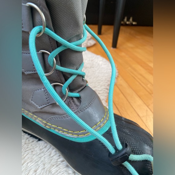 Sorel grey and turquoise boots. Youth size 4 - Picture 3 of 6
